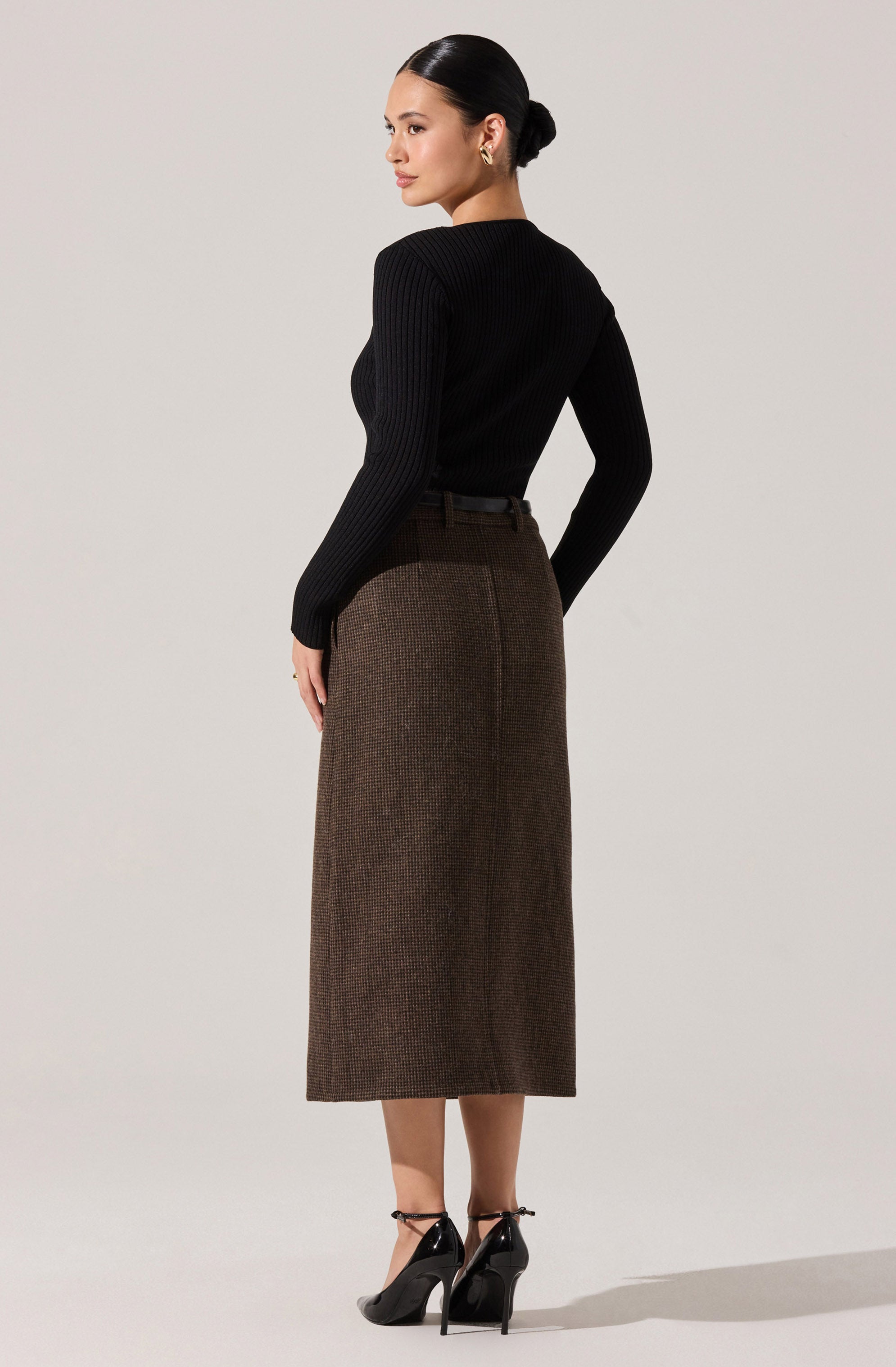 Lynly Ribbed Keyhole Sweater